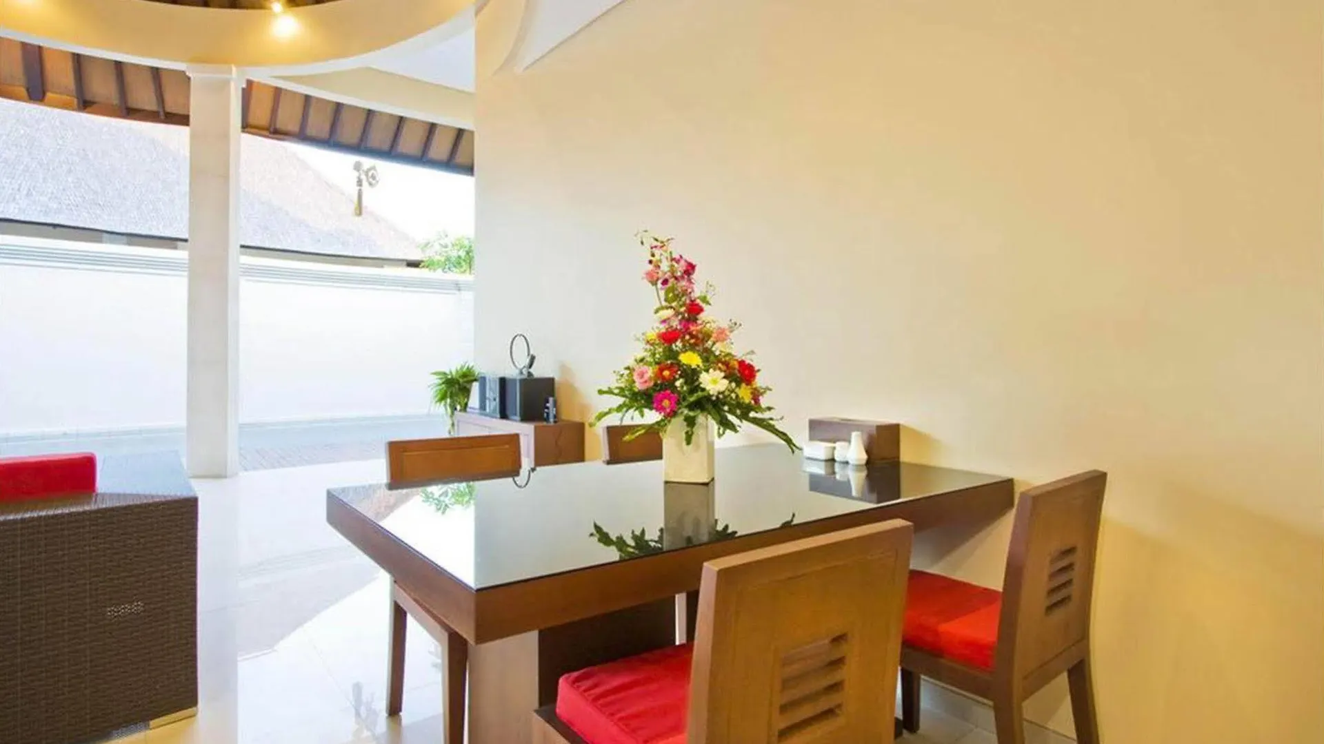 Oval Villa Bali Seminyak